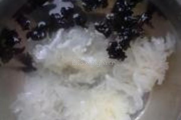 双耳莲子炖牛肉的做法图解1