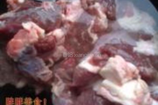 双耳莲子炖牛肉的做法图解2