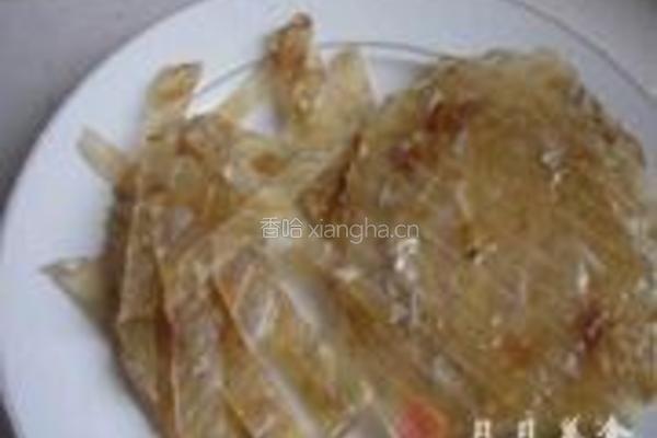 鱼片炒芹菜的做法图解1