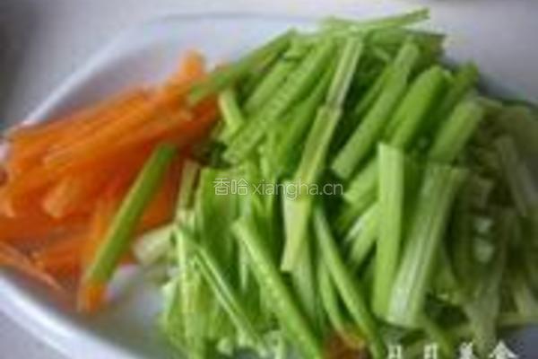 鱼片炒芹菜的做法图解2