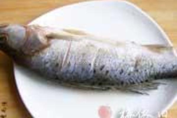 红烧鲈鱼的做法图解1