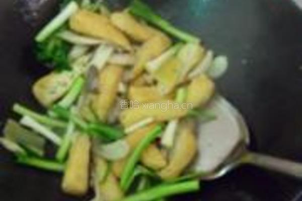 蒜苗蘑菇炒豆腐泡的做法图解3