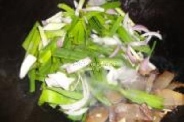 熏肉炒大蒜的做法图解5
