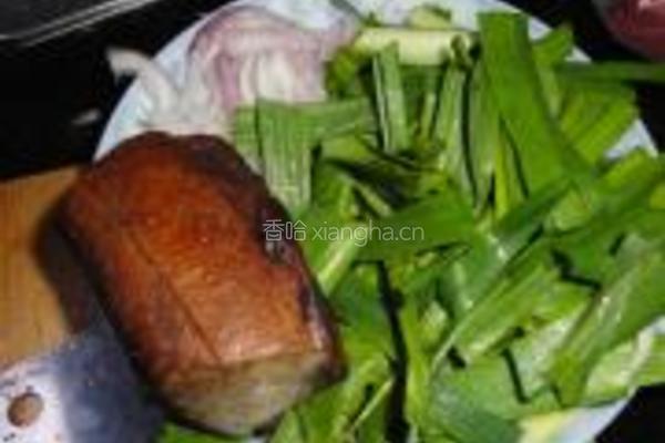 熏肉炒大蒜的做法图解1