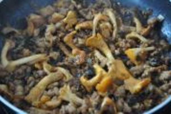 鸡油菌酱肉贝壳面的做法图解3