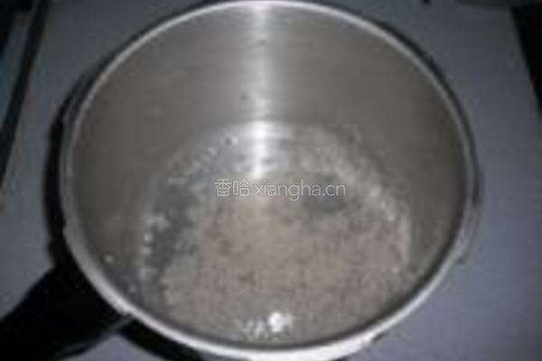 茼蒿排骨粥的做法图解1