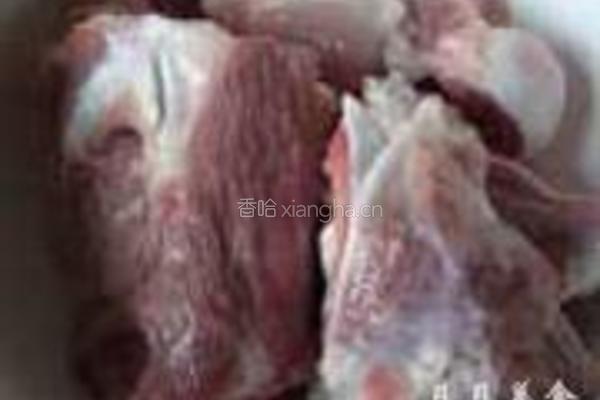 猪骨头萝卜汤的做法图解1