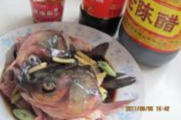 剁椒鱼头的做法图解1