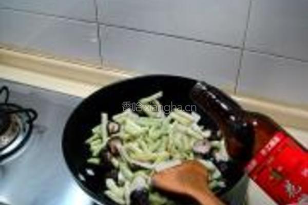 香菇焖白扁豆的做法图解2