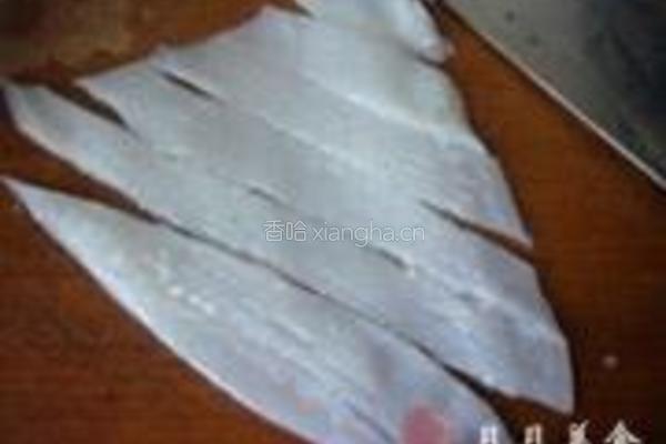 鱿鱼卷炒彩椒的做法图解1