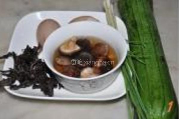 丝瓜紫菜香菇蛋汤的做法图解1