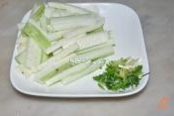 丝瓜紫菜香菇蛋汤的做法图解2
