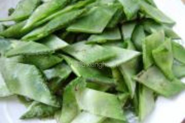 扁豆炒烤肠的做法图解1