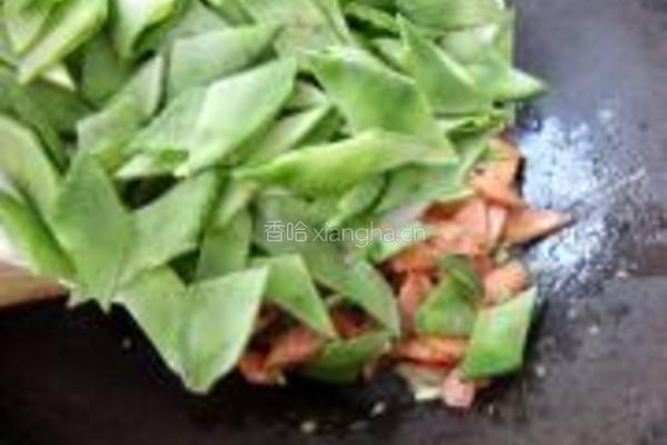 扁豆炒烤肠的做法图解4