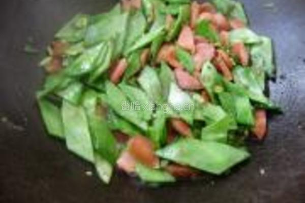 扁豆炒烤肠的做法图解5
