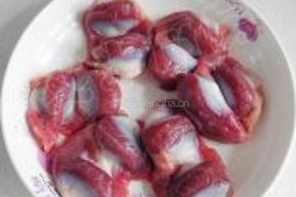 双椒芹菜炒鸡杂的做法图解1