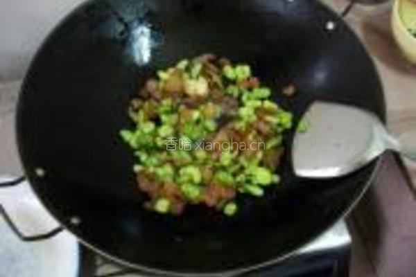 蚕豆炒腊肉的做法图解6