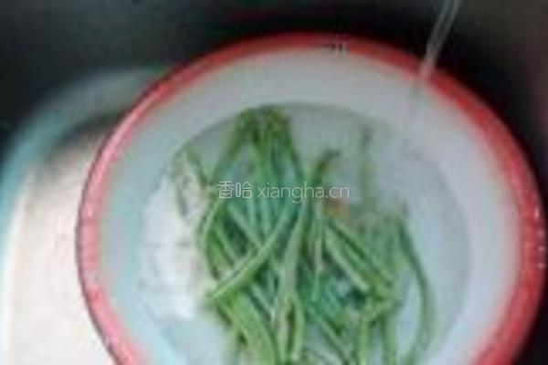 无油舂豇豆的做法图解1