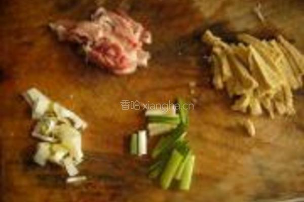 芹菜炒冻豆腐的做法图解1