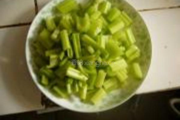 芹菜炒冻豆腐的做法图解2