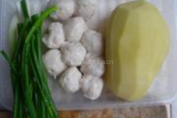 土豆鱼丸炒饭的做法图解1