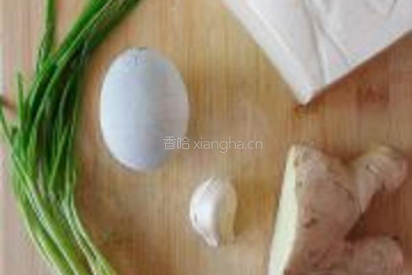 皮蛋香辣豆腐的做法图解1