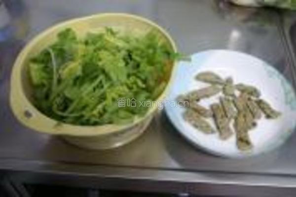 香芹炒鲮鱼肉饼的做法图解1