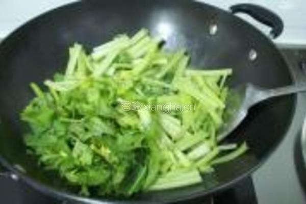 香芹炒鲮鱼肉饼的做法图解2
