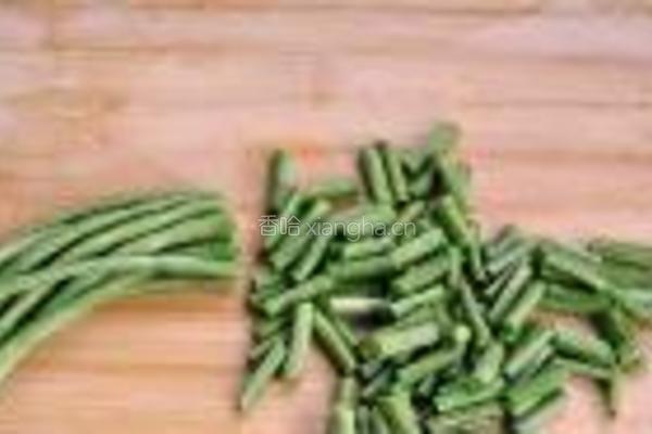酸豆角炒排骨的做法图解1