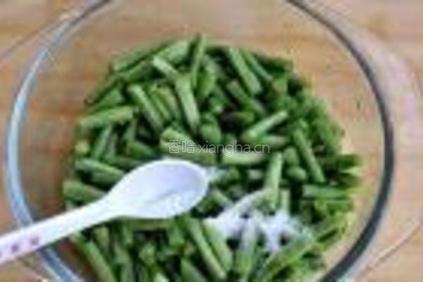 酸豆角炒排骨的做法图解2