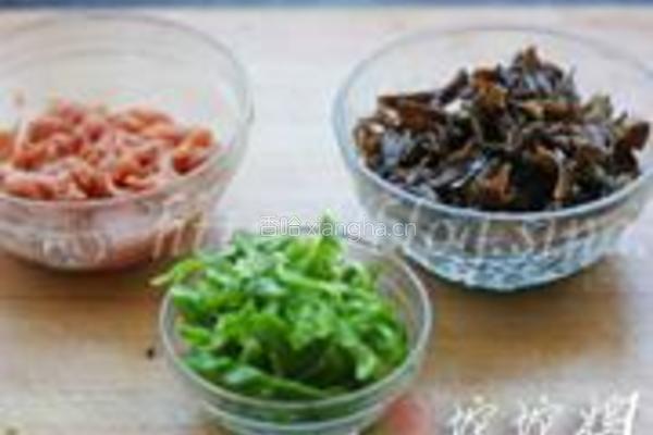 蒿菜黑木耳炒肉的做法图解1