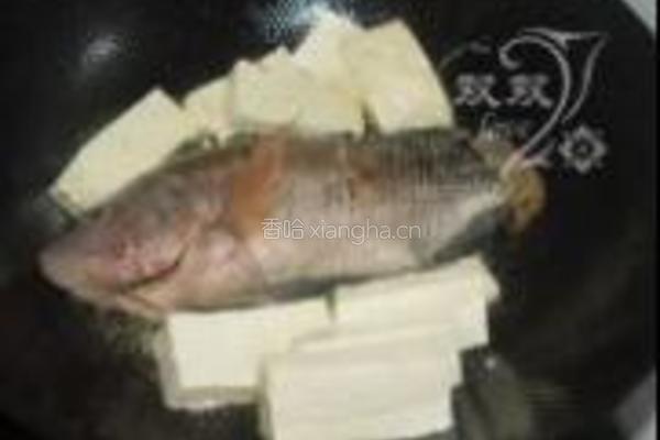 豆腐炖鱼的做法图解2