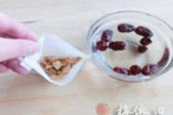 当归春笋乌鸡汤的做法图解2