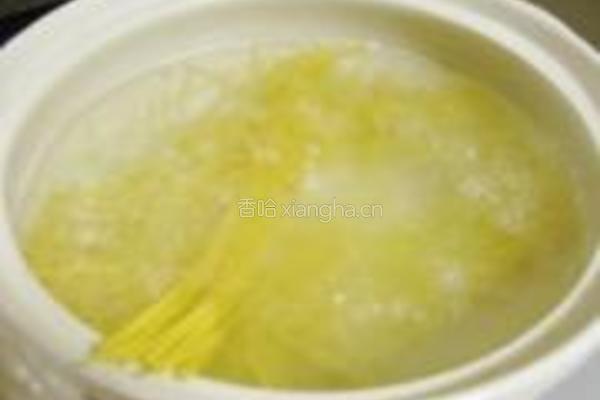 鳕鱼籽意面的做法图解2