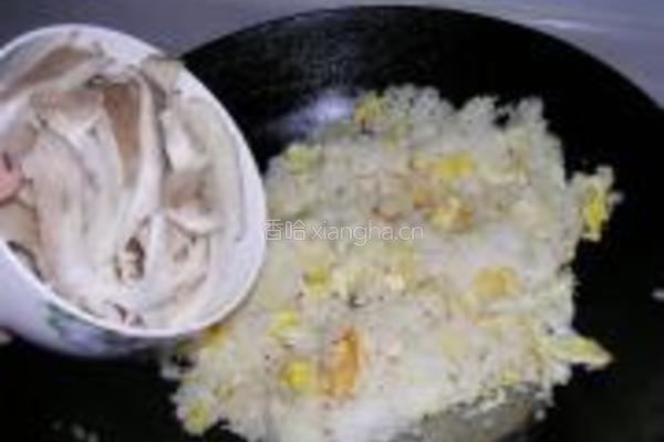 蘑菇炒饭的做法图解4