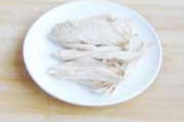 鸡丝拌木耳的做法图解1