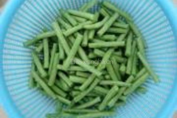 虾米炒豆角的做法图解1