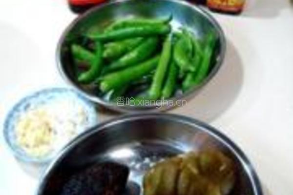 香干尖椒炒酱菜的做法图解1