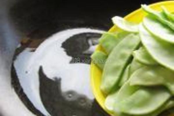扁豆炒香肠}的做法图解5