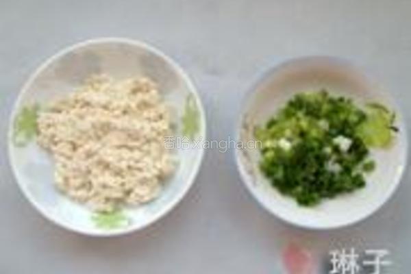 芹菜叶炒三鲜的做法图解2