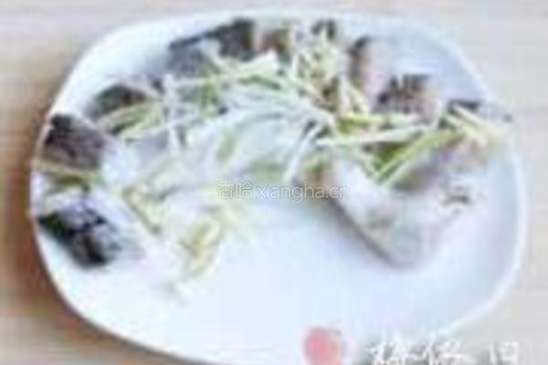 茄汁蒸鲈鱼的做法图解2