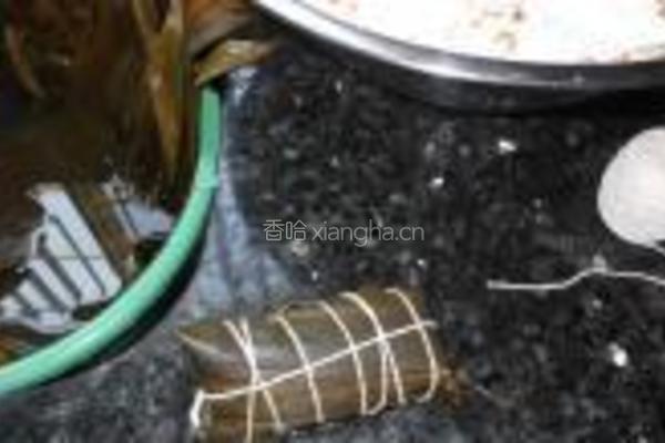 广式花生蛋黄粽的做法图解11
