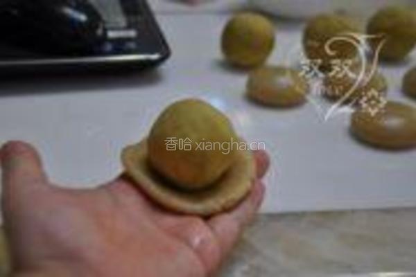 栗蓉蛋黄月饼的做法图解12