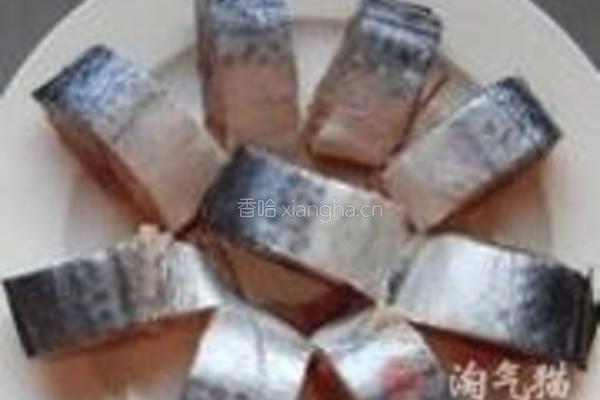 干烧鲅鱼的做法图解1