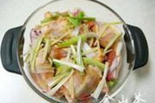 淮山枸杞蒸鸡的做法图解2