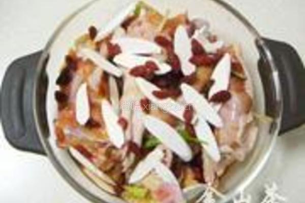 淮山枸杞蒸鸡的做法图解3