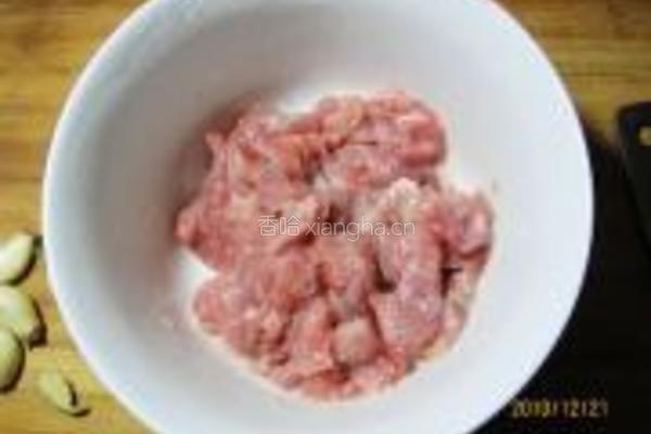 肉焖平菇的做法图解1