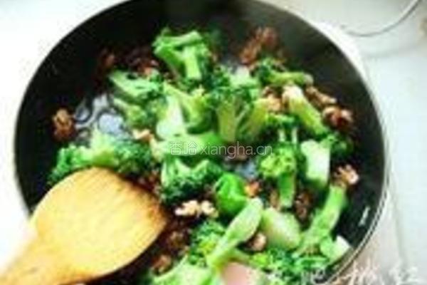 西兰花炒桃仁的做法图解4