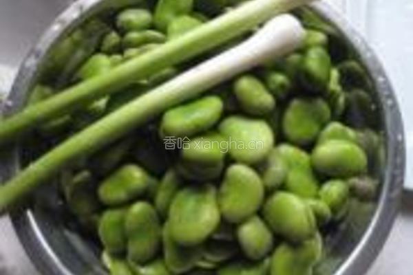 蒜香嫩蚕豆的做法图解1