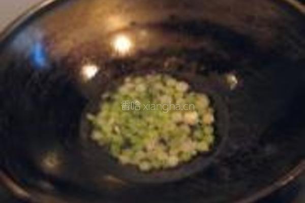 蒜香嫩蚕豆的做法图解3